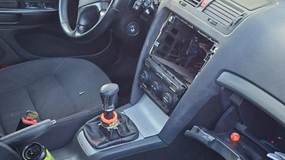 Samoživitelce vykradli a rozbili ve čtvrtek noci auto u pam&aacute;tn&iacute;ku v Lidic&iacute;ch. Neviděli jste je?