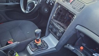 Samoživitelce vykradli a rozbili ve čtvrtek noci auto u památníku v Lidicích. Neviděli jste je?