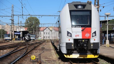 Na lince Praha – Kralupy nad Vltavou se už jezdí novým komfortním vlakem RegioPanter v barvách PID
