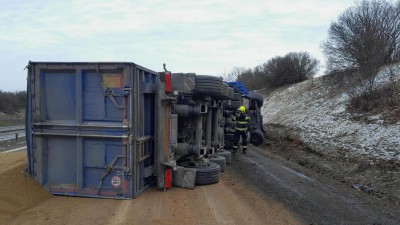 Nehoda na dálnici. Nákladní auto se převrhlo