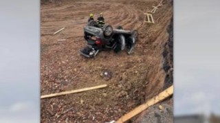 Ve Smečenské sjelo auto do výkopu