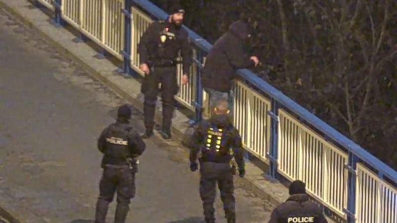 Nočn&iacute; drama na mostě dobře dopadlo. Str&aacute;žn&iacute;ci muži zabr&aacute;nili skočit